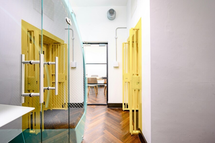 13 Austin Friars, London to rent - Interior Photo - Image 3 of 28