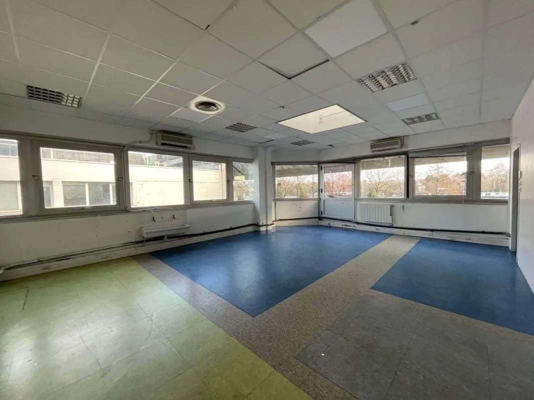 Light Industrial in Saint-Cloud for sale Interior Photo- Image 1 of 1