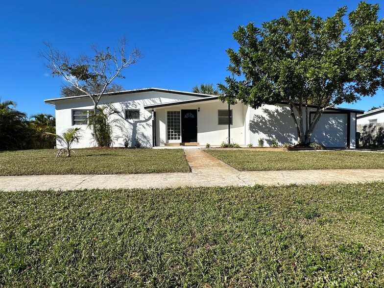 874 Dolores St, Sebastian, FL for sale - Primary Photo - Image 1 of 16