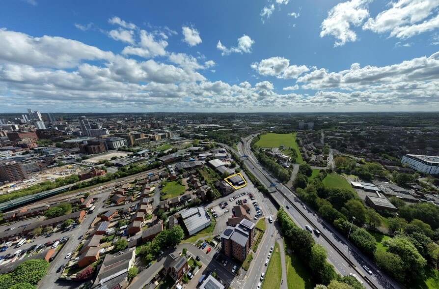 Moor View, Leeds to rent - Building Photo - Image 3 of 12