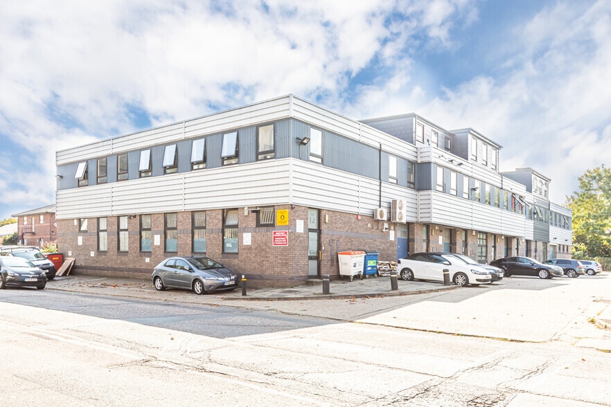 Commerce Rd, Brentford to rent - Primary Photo - Image 1 of 28