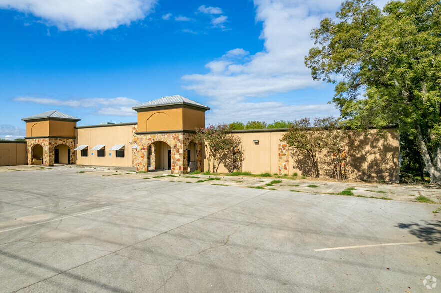 1601-1605 Oak St, Jourdanton, TX for sale - Building Photo - Image 1 of 1