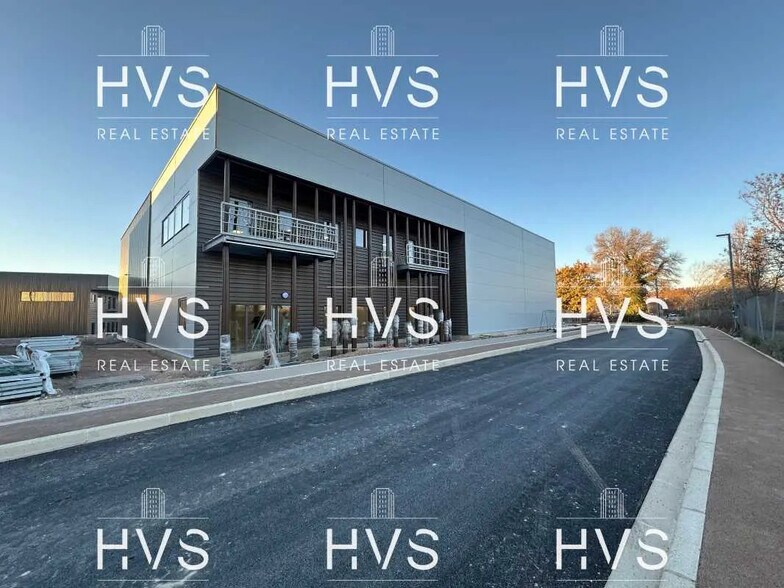 Light Industrial in Venelles to rent - Building Photo - Image 2 of 11