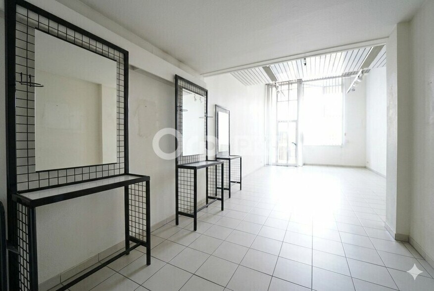 17 Cours Tolstoï, Villeurbanne for sale - Interior Photo - Image 2 of 7