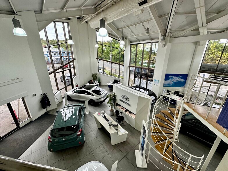 Skimpot Rd, Luton, LU4 0DN Perrys Car Dealership UK