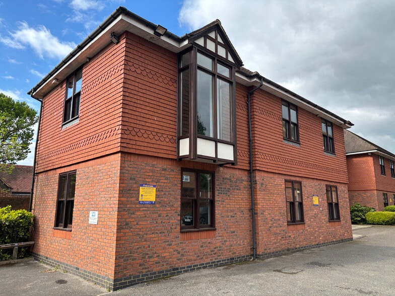 Liston Rd, Marlow to rent - Building Photo - Image 2 of 2