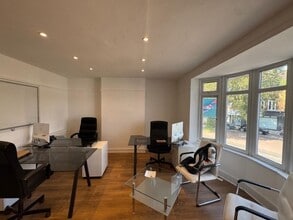 9-15 Between Streets, Cobham to rent Interior Photo- Image 2 of 4