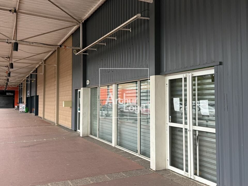 Retail in Savigny-le-Temple to rent Building Photo- Image 1 of 5
