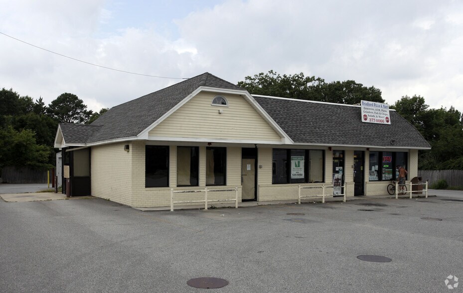 7 N Main St, Bradford 02808 UK