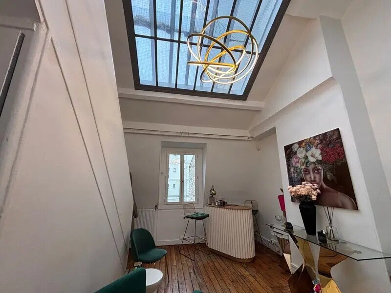 Office in Neuilly-sur-Seine to rent Building Photo- Image 1 of 5