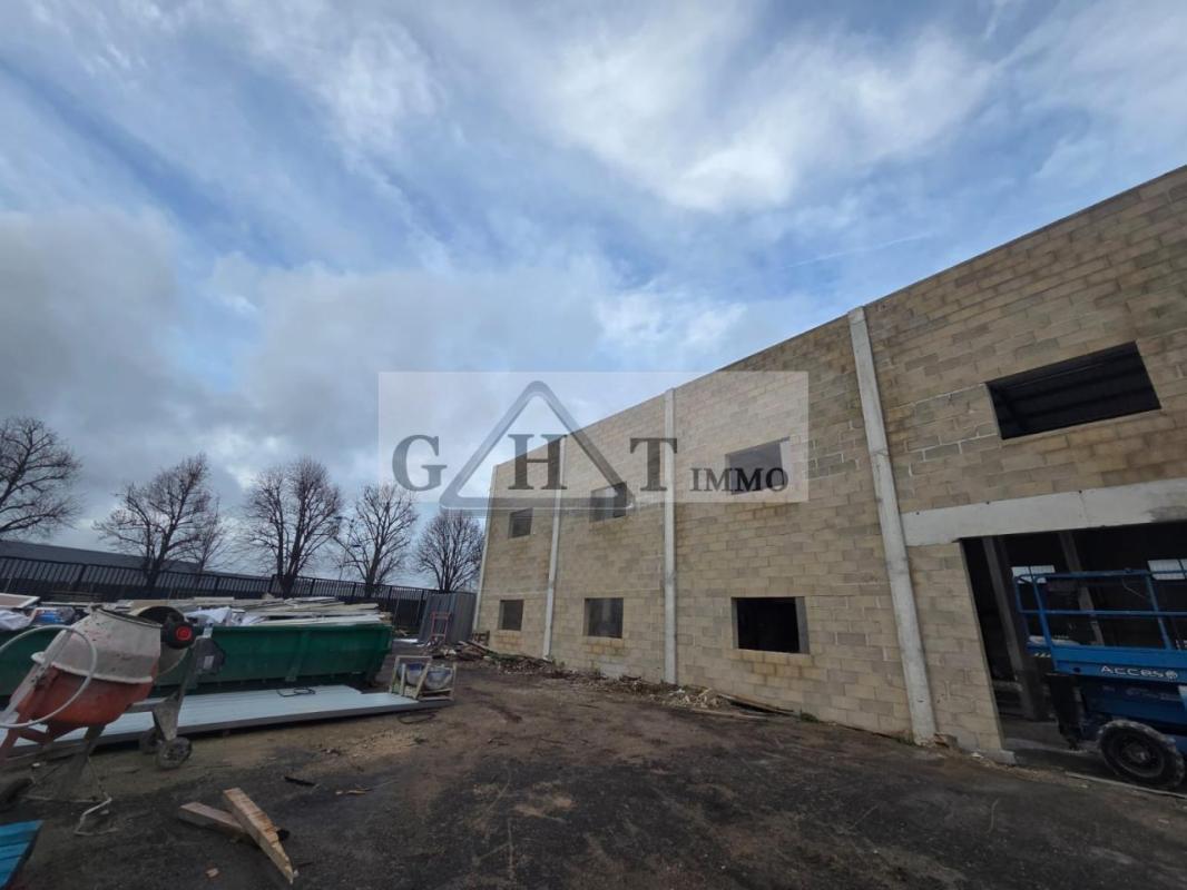 Industrial in Sarcelles to rent Construction Photo- Image 1 of 3