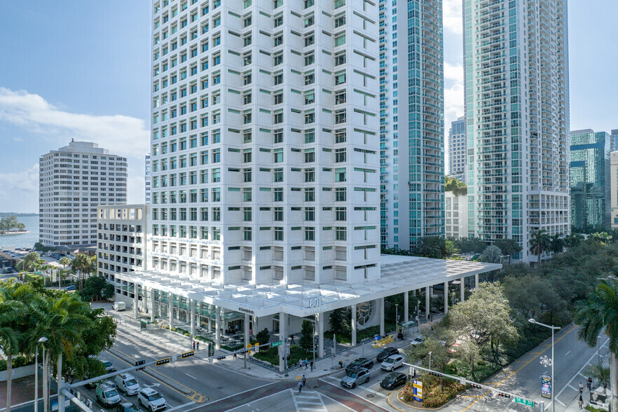 801 Brickell Ave, Miami, FL for rent - Building Photo - Image 1 of 7