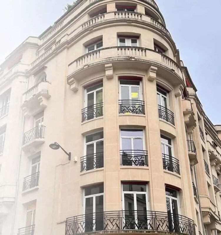 Office in Paris for sale Building Photo- Image 1 of 9