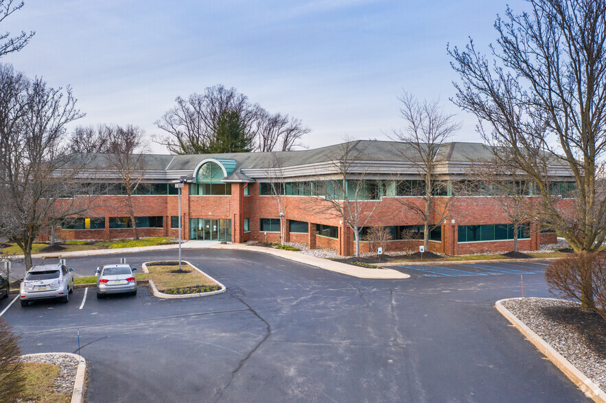 18 Campus Blvd, Newtown Square, PA for rent - Building Photo - Image 1 of 4