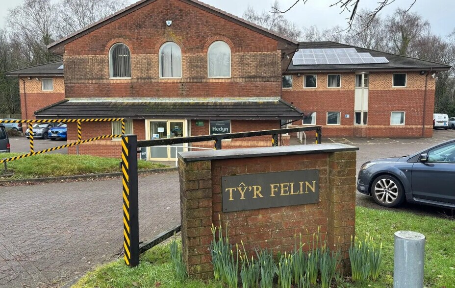 Ty'r Efail & Ty'r Felin portfolio of 2 properties for sale on LoopNet.co.uk - Building Photo - Image 2 of 7