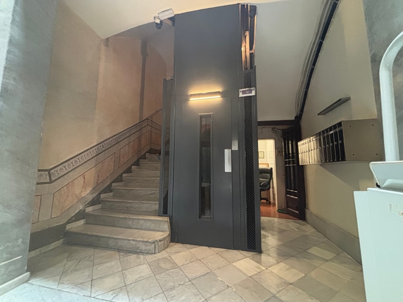 Office in Barcelona, Barcelona to rent - Interior Photo - Image 3 of 6