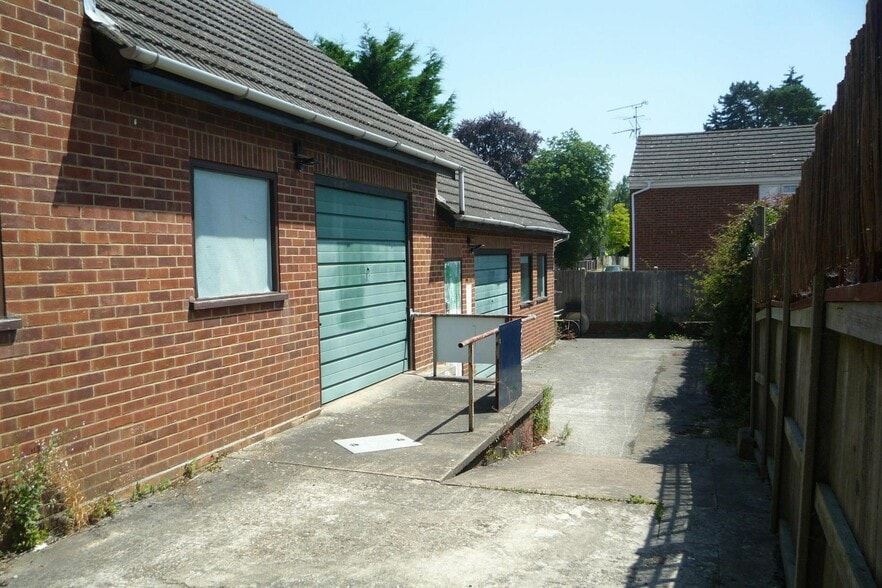 51 Clarence Rd, Fleet to rent - Building Photo - Image 2 of 5