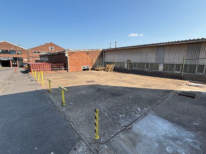 Desborough Park Rd, High Wycombe to rent - Building Photo - Image 2 of 4