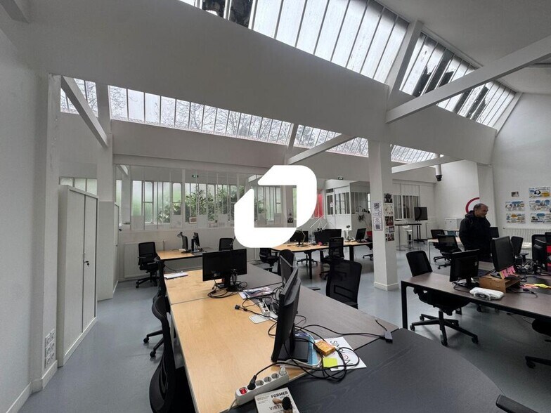 Office in Montreuil to rent - Interior Photo - Image 1 of 9