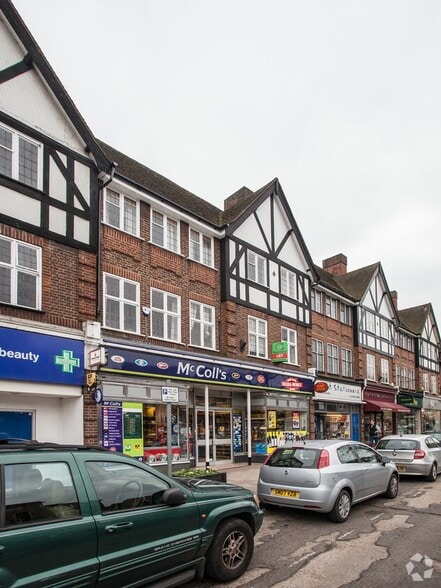 23 High St, Esher to rent - Primary Photo - Image 1 of 1