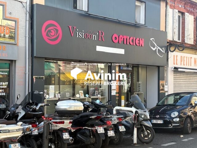 Retail in Marseille to rent - Building Photo - Image 1 of 6