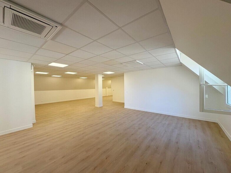 Office in Saint-Germain-en-Laye for sale - Building Photo - Image 2 of 13