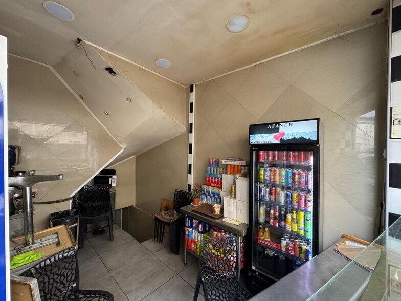 Retail in Marseille for sale - Interior Photo - Image 2 of 7