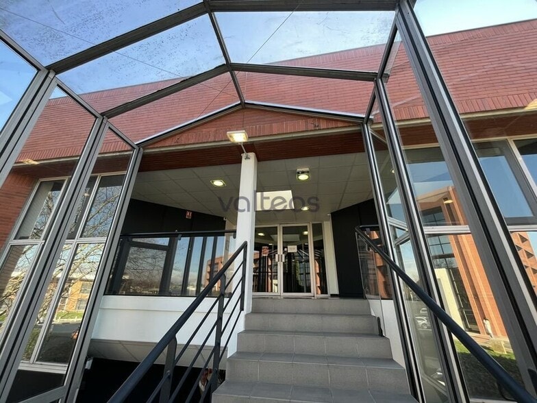 221 Rue Carmin, Labège to rent - Lobby - Image 2 of 5
