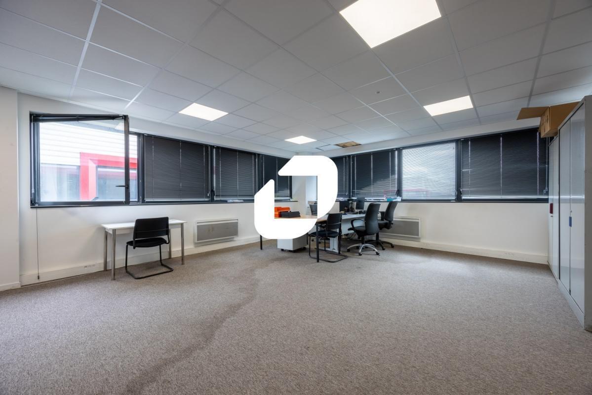 Office in Chanteloup-en-Brie to rent Interior Photo- Image 1 of 8