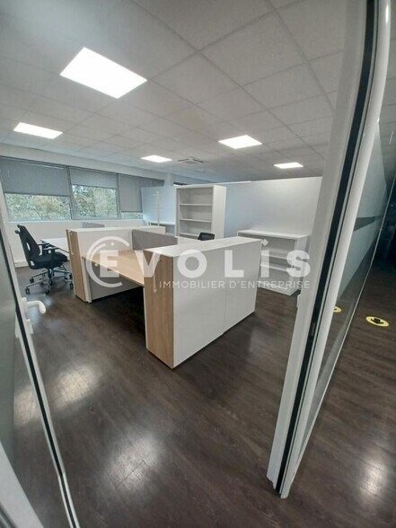 Office in Collegien to rent - Interior Photo - Image 2 of 7