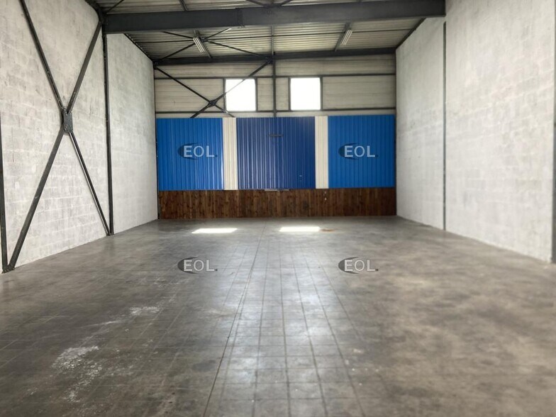 Light Industrial in Saint Priest to rent - Interior Photo - Image 3 of 12