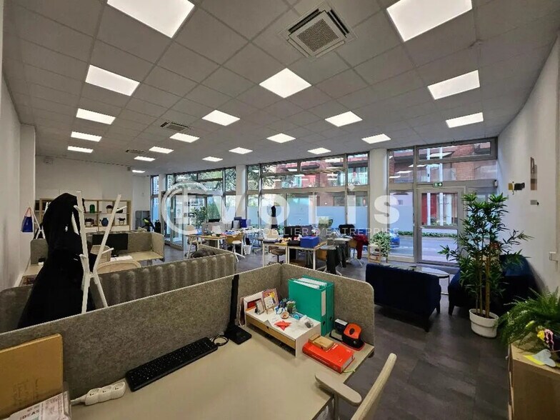 Office in Montrouge to rent - Interior Photo - Image 2 of 9