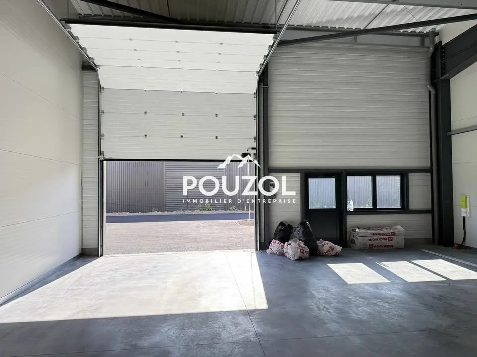 Location Local d'activités 250 m² - Photo 1