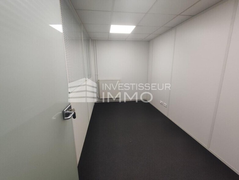 Office in Villiers Sur Marne to rent - Interior Photo - Image 3 of 3