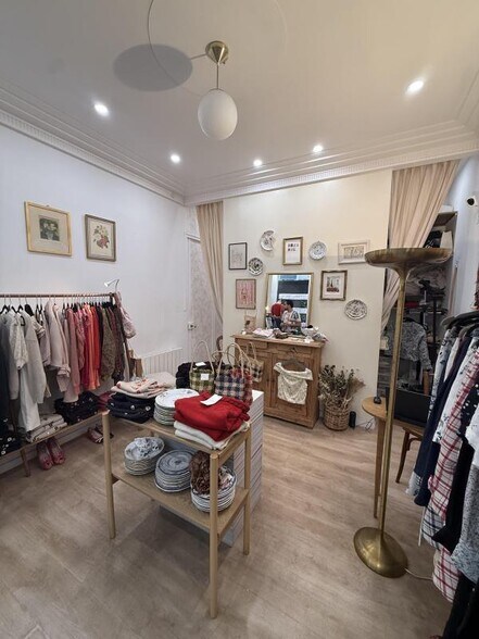 Retail in Paris to rent - Interior Photo - Image 3 of 7