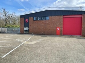Unit 5 Deadbrook Lane, Aldershot to rent Building Photo- Image 1 of 4