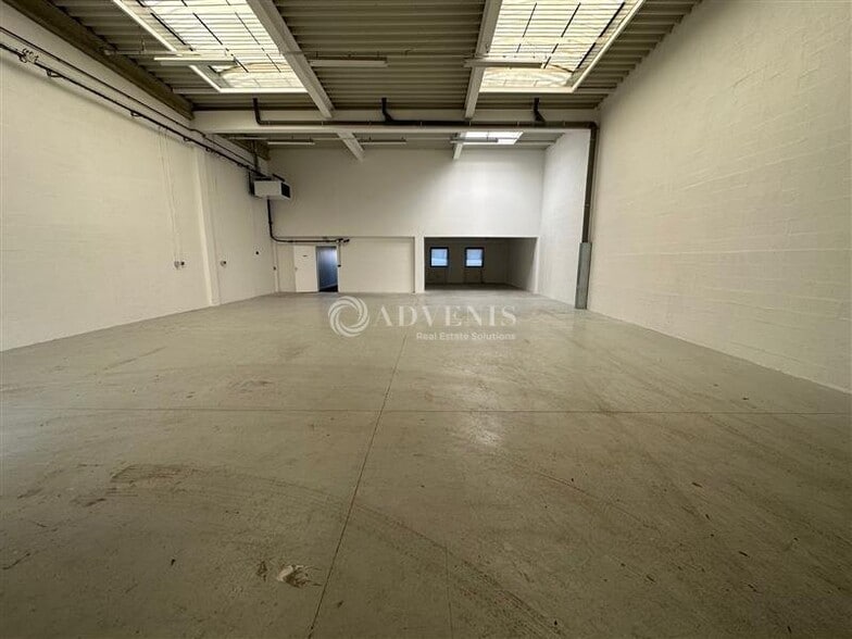 Light Industrial in Moissy-Cramayel to rent - Interior Photo - Image 2 of 7