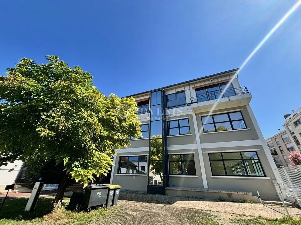 Office in Joinville-le-Pont to rent Building Photo- Image 1 of 11