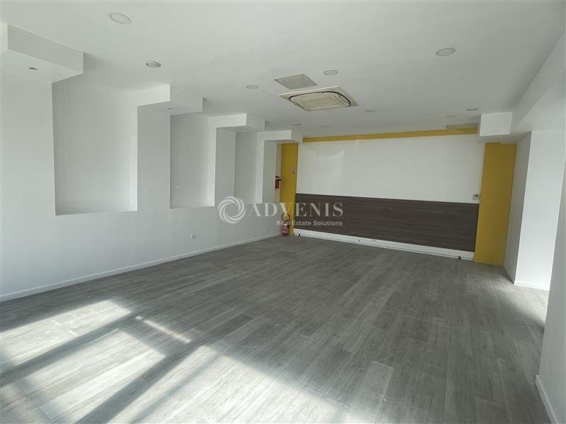 Retail in Tremblay En France to rent Interior Photo- Image 1 of 9