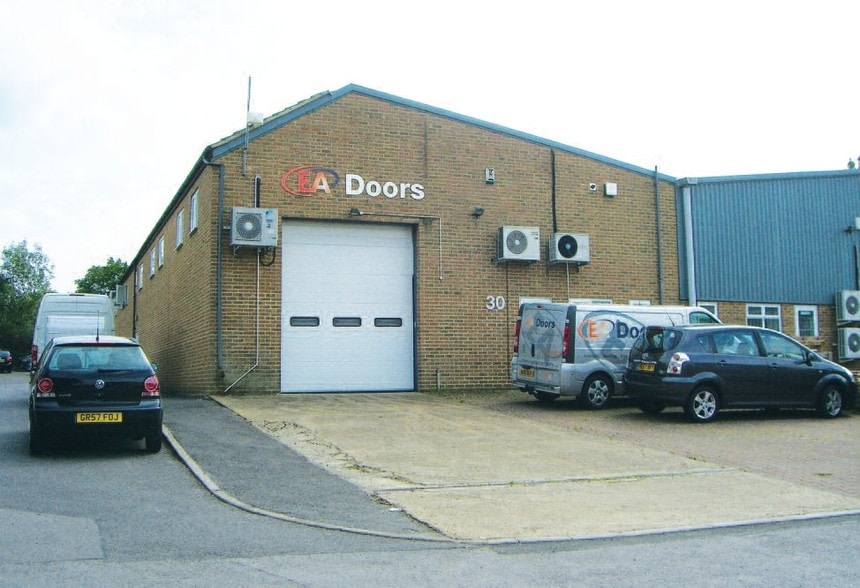 Church Rd, Leatherhead to rent - Building Photo - Image 3 of 17