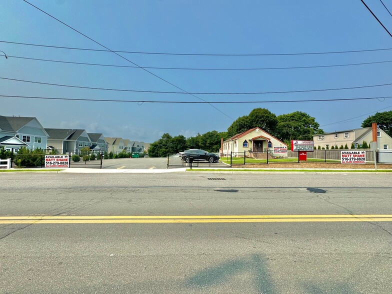 515 Atlantic Ave, Bellport, NY for rent - Primary Photo - Image 1 of 23