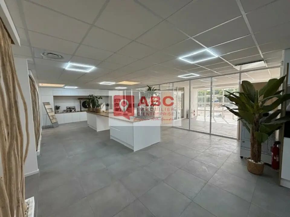 Location Bureaux 260 m² - Photo 1