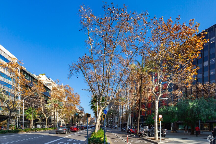 Office in Barcelona, Barcelona to rent - Building Photo - Image 2 of 6