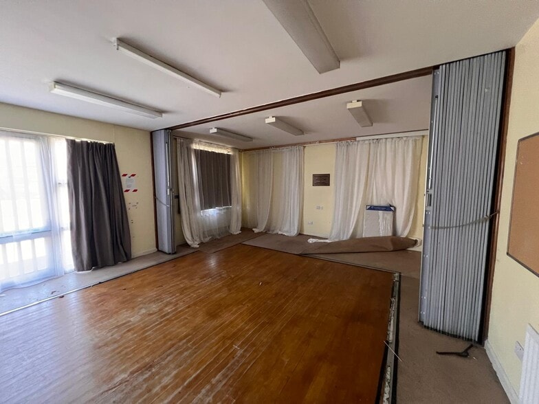 1 Teck Close, Isleworth for sale - Interior Photo - Image 3 of 18