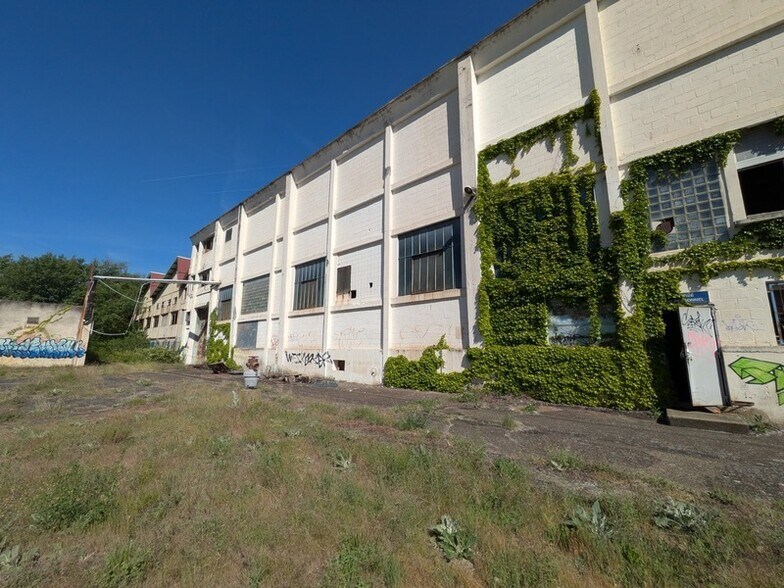Industrial in Givors to rent - Building Photo - Image 1 of 9