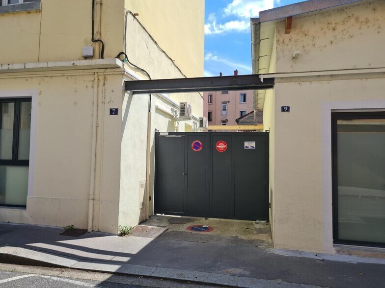 14 Rue Du Bac, OULLINS-PIERRE-BÉNITE for sale - Building Photo - Image 2 of 8