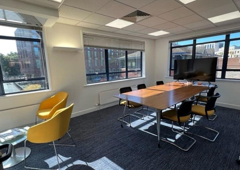 3 Walnut Tree Clos, Guildford for sale - Building Photo - Image 3 of 4