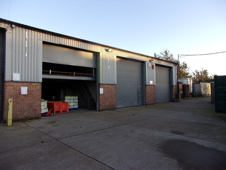 75 Lichfield Rd, Brentwood to rent - Building Photo - Image 2 of 2