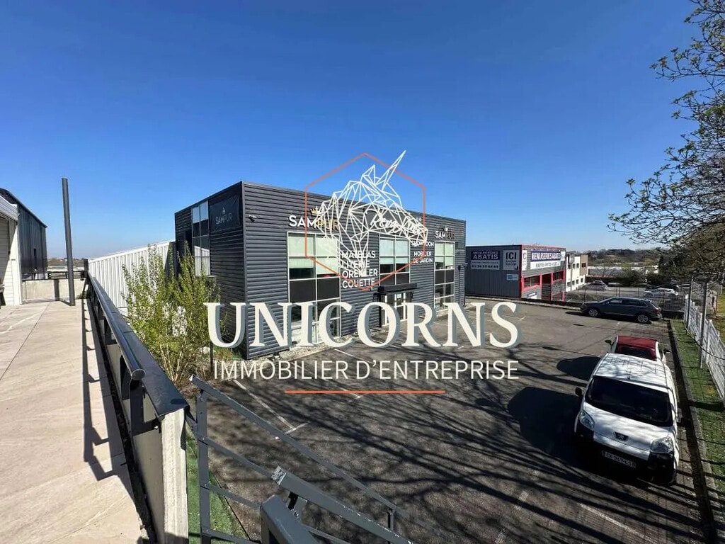 Location Entrepôt 1 800 m² - Photo 1