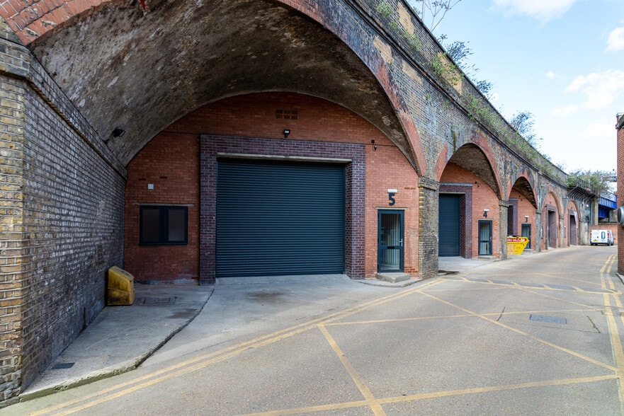 Bermondsey Trading Estate, London to rent - Building Photo - Image 3 of 11